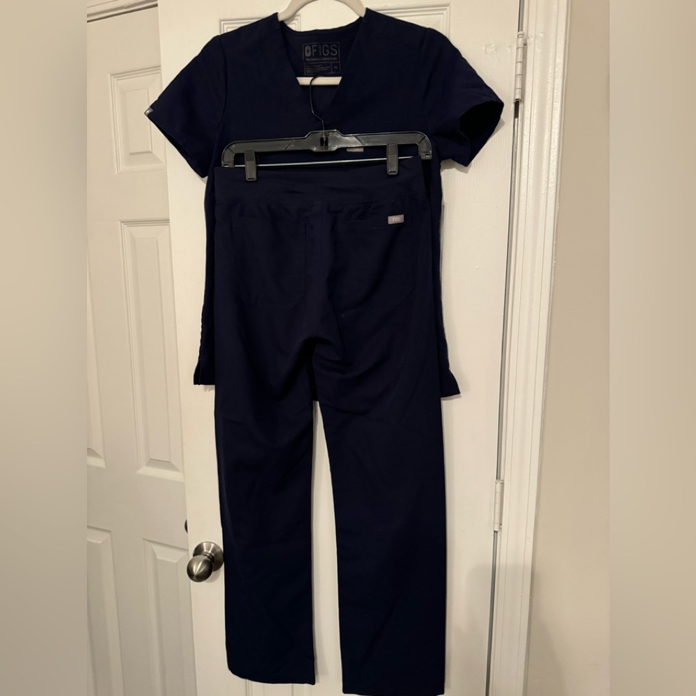 Figs navy blue scrub set. One pocket scrub top XS. Livingston pant XS. 💙